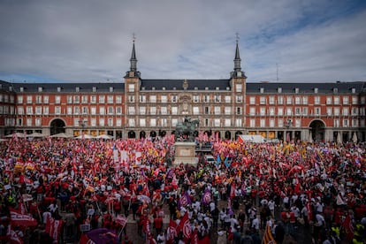 Protesta convocada por CC OO y UGT para pedir el aumento de los salarios, el jueves en Madrid.