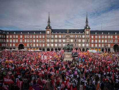 Protesta convocada por CC OO y UGT para pedir el aumento de los salarios, el jueves en Madrid.