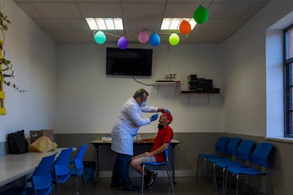 El doctor Francisco Arroyo le hace el test para detectar la hepatitis C a  Miroslaw Dunikowski, esta mañana en el Centro de Alta Tolerancia del Hogar Virgen de los Reyes de Sevilla.
