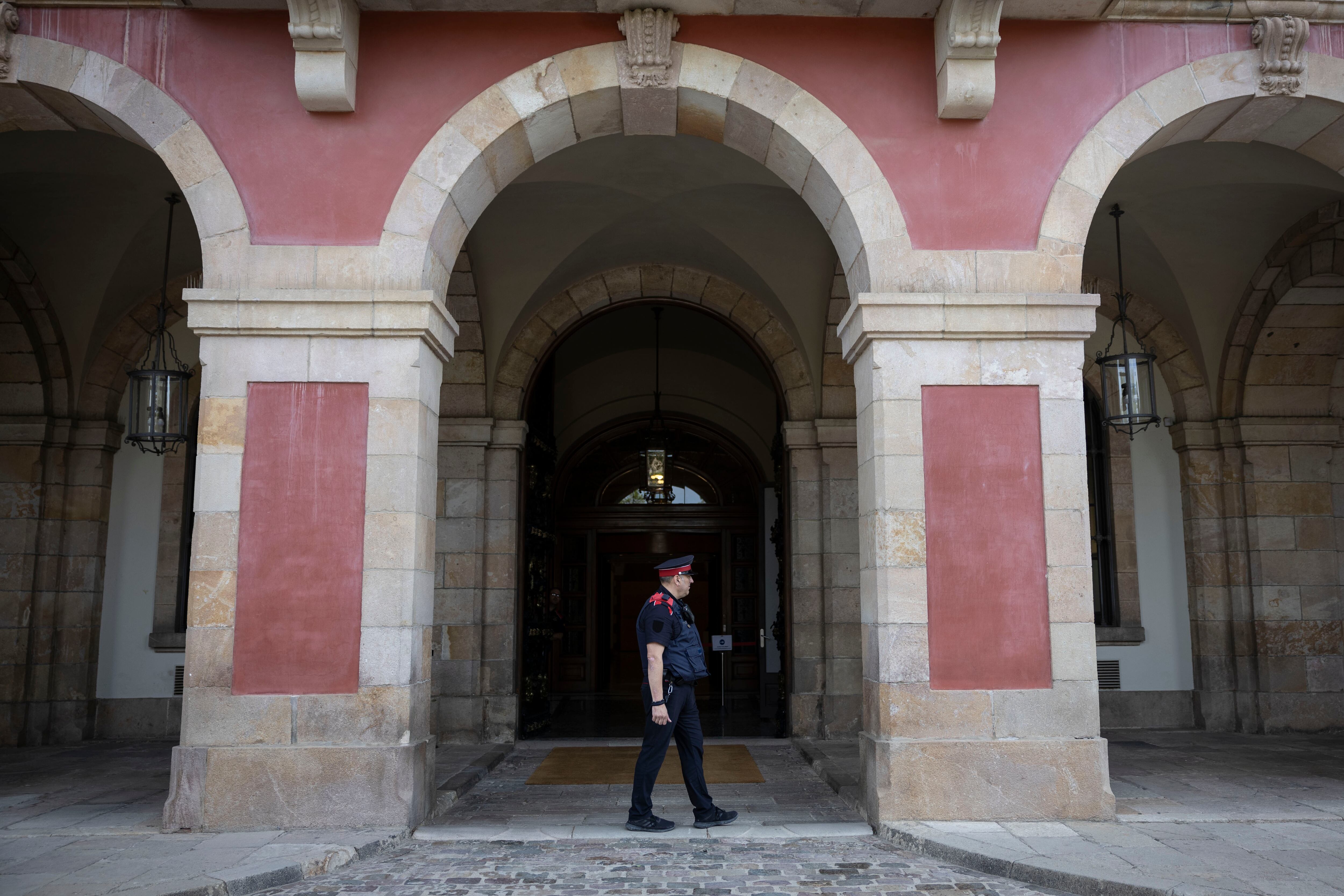 Los Mossos blindan el Parlament para detener a Puigdemont antes de que acceda a la cámara 