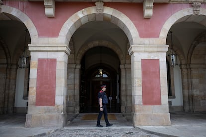 Un Mossos frente a la entrada principal del Parlament