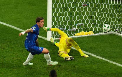 Enzo Fernández marca para el Chelsea este miércoles.