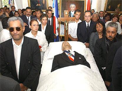 Cientos de personas acudieron a la capilla ardiente de Balaguer, instalada en su casa hasta pasado mañana.