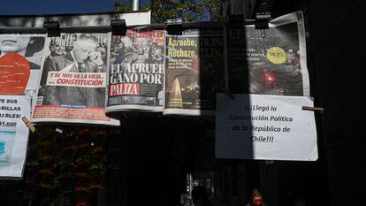 Primeras planas de distintos periódicos, en octubre de 2020 en Santiago.