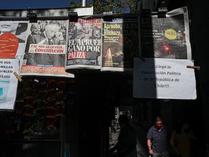 Primeras planas de distintos periódicos en Santiago.