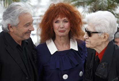 El director Alain Resnais (derecha) posa en La Croisette con Pierre Arditi (izquierda) y Sabine Azema (centro), durante la presentación de 'Vous n'avez encore rien', en Cannes.