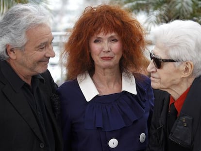 El director Alain Resnais (derecha) posa en La Croisette con Pierre Arditi (izquierda) y Sabine Azema (centro), durante la presentaci&oacute;n de &#039;Vous n&#039;avez encore rien&#039;, en Cannes.
