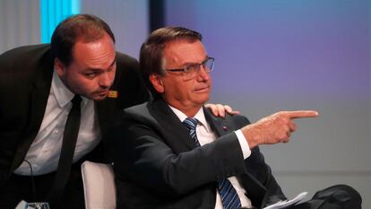 Carlos Bolsonaro, concejal y estratega digital del clan familiar, junto a su padre en uno de los debates presidenciales, en Río, en septiembre de 2022.
