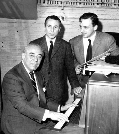 Arthur Laurents, en el centro, en 1964, junto al compositor Richard Rodgers y al letrista Stephen Sondheim.
