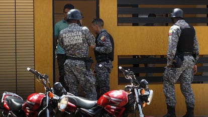La Policía Nacional Bolivariana (PNB) en la entrada de la residencia del jugador de los Piratas de Pittsburgh, Elías Díaz, y su madre, Ana Soto el pasado sábado.