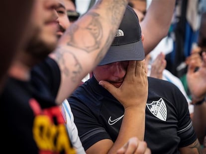 Un aficionado del Málaga se seca las lágrimas.