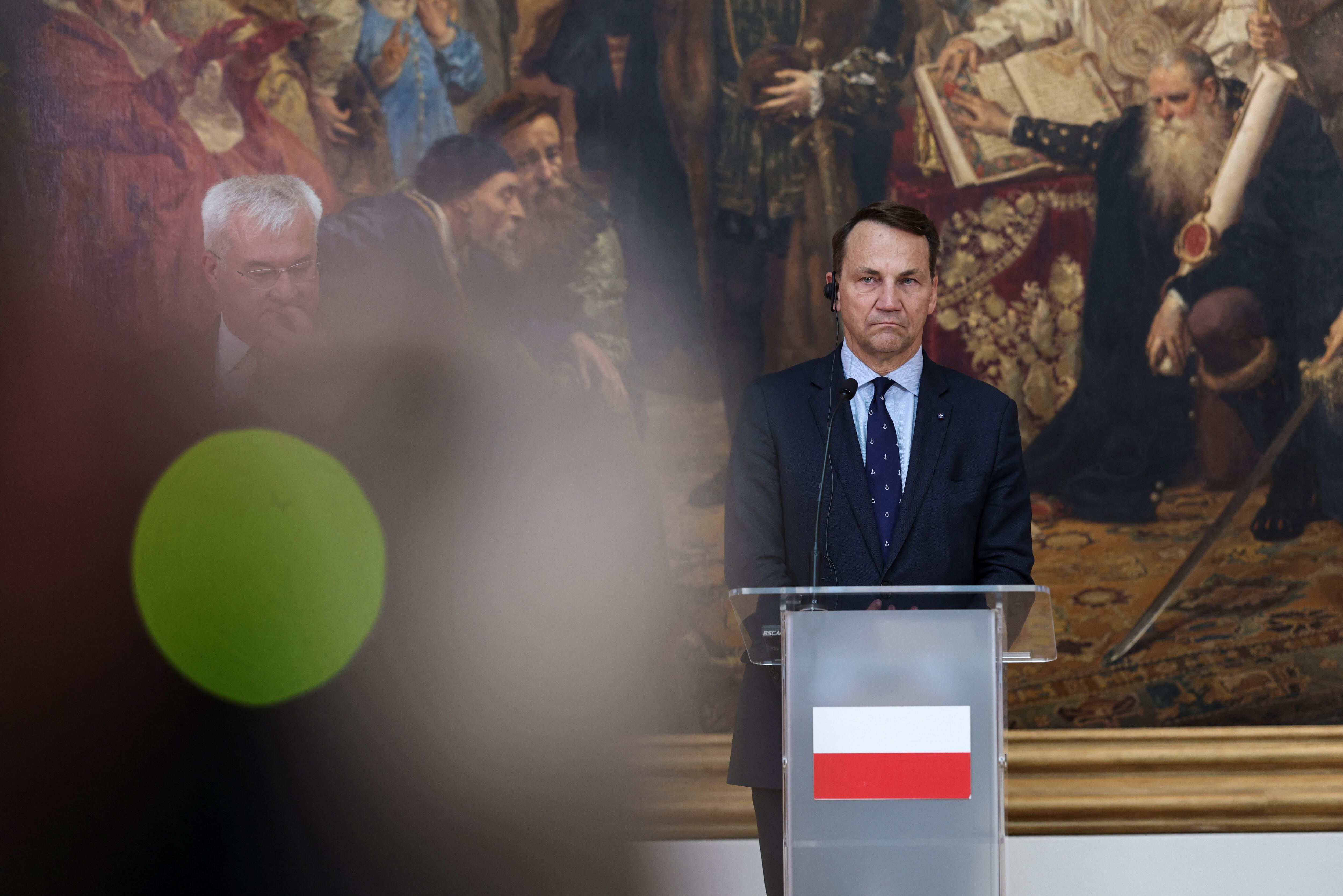 Los ministros de Exteriores polaco y húngaro se enzarzan por la cercanía de Hungría a Rusia