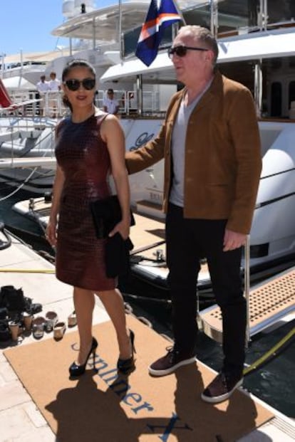 Salma Hayek y su marido, François-Henri Pinault, paseando por Cannes.