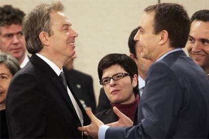 Tony Blair (izquierda) conversa con José Luis Rodríguez Zapatero antes de la reunión de la OTAN.
