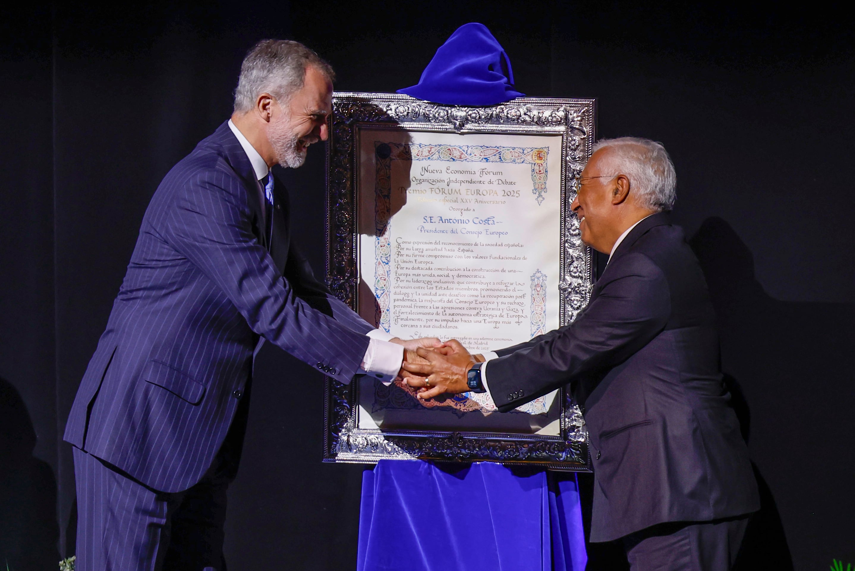 El rey Felipe VI entrega el premio de Nueva Economía Fórum al presidente del Consejo Europeo, António Costa, este lunes.