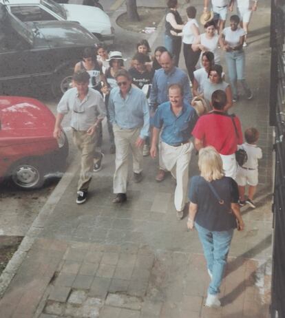 Foto tomada desde la casa de Pep Gelabert, con Michael Douglas, el abogado menorquín y uno de los guardaespaldas del artista.