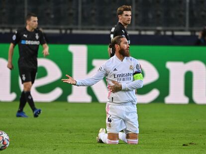 Ramos se lamenta de rodillas durante el partido entre Real Madrid y el Borussia Monchengladbach de la Champions este martes.