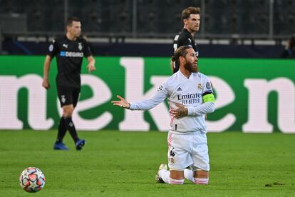 Ramos se lamenta de rodillas durante el partido entre Real Madrid y el Borussia Monchengladbach de la Champions este martes.