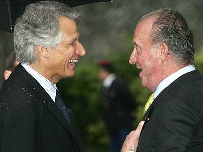 El rey Juan Carlos habla con el primer ministro francés, Dominique de Villepin.