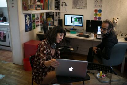 Kika Serra y MDC Suingue teletrabajan desde el salón de su vivienda en la calle Sant Antoni Abat.