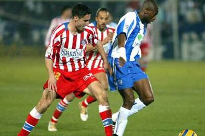 Antonio López (izqda.) lucha un balón con Wanchope.
