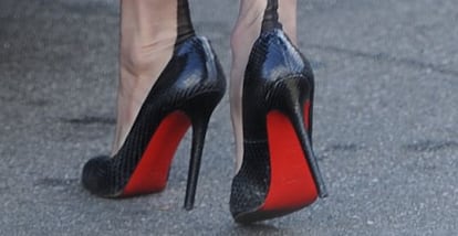 Dita Von Teese, con unos zapatos de suela rojo Louboutin.