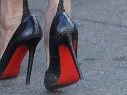 Dita Von Teese, con unos zapatos de suela rojo Louboutin.