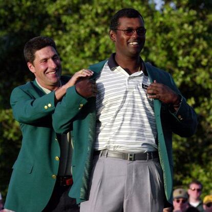 José María Olazábal (izquierda) coloca la chaqueta verde a Vijay Singh, que le acredita como vencedor de Masters de Augusta 2000. Fue número uno en el año 2005.