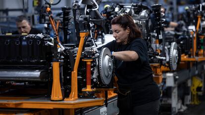 Una trabajadora en la cadena de montaje de Seat en Martorell.