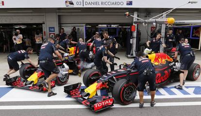 Los mecánicos de Red Bull trabajando en el GP de Rusia.