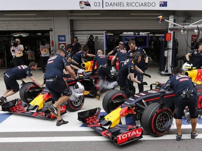 Los mecánicos de Red Bull trabajando en el GP de Rusia.