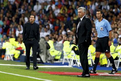 Ancelotti y Simeone siguen el partido desde la banda