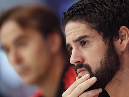 Isco y Lopetegui durante una conferencia de prensa.