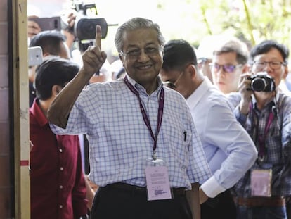 Mahathir Mohamad, candidato a primer ministro, tras votar este miércoles.