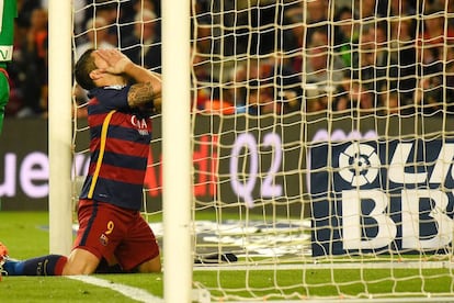 Luis Suárez se lamenta de una ocasión fallada.