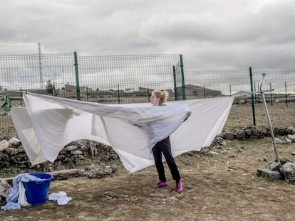 Mª Ángeles Moreno (44 años) es de Anquela del Ducado pero vive en Selas con su marido y su hijo, el único niño del pueblo. Tienen una casa rural que montaron gracias a subvenciones europeas. Estos alojamientos son de los pocos negocios que van bien en la comarca de Molina y el Alto Tajo. Acogen a turistas que llegan allí para escapar de la ciudad o a trabajadores de Iberdrola que se dedican al mantenimiento de los molinos de viento. Ellos viven en la parte baja de la casa y enfrente tienen una era que Mª Ángeles aprovecha para tender la ropa. Su marido, Javier, fue alcalde del pueblo, ahora está en paro.