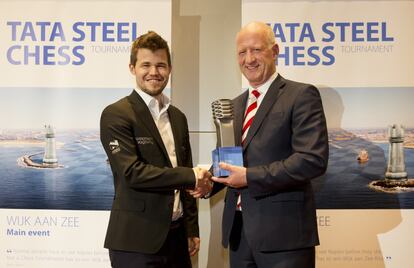 Magnus Carlsen recibe de un directivo del patrocinador el premio al vencedor del torneo de Wijk aan Zee (Holanda)