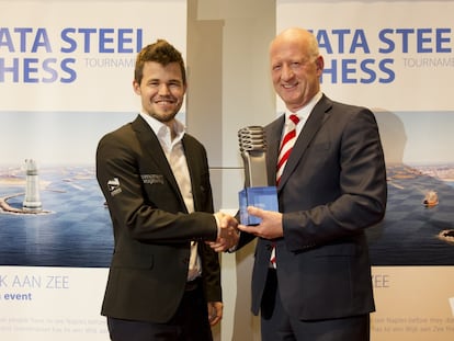 Magnus Carlsen recibe de un directivo del patrocinador el premio al vencedor del torneo de Wijk aan Zee (Holanda)