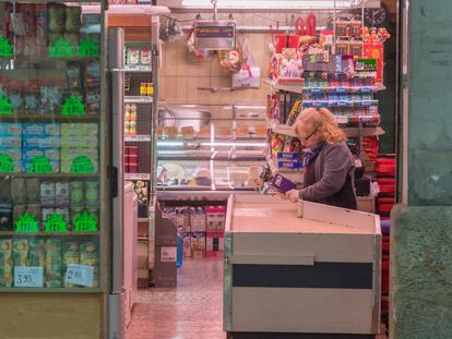 Una dependienta de un establecimiento de alimentación en Barcelona.