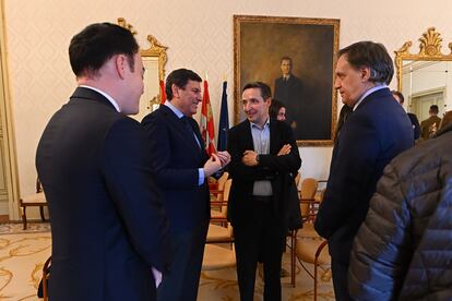 Juan Manuel Corchado, con los brazos cruzados, con el consejero de Economía de la Junta de Castilla y León, Carlos Fernández Carriedo (segundo por la izquierda), y el alcalde de Salamanca, Carlos García Carbayo (derecha), el 18 de marzo.