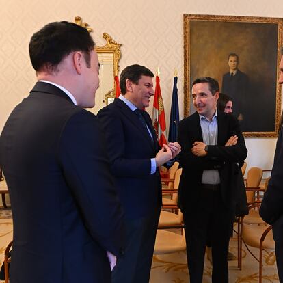 Juan Manuel Corchado, con los brazos cruzados, con el consejero de Economía de la Junta de Castilla y León, Carlos Fernández Carriedo (segundo por la izquierda), y el alcalde de Salamanca, Carlos García Carbayo (derecha), el 18 de marzo.