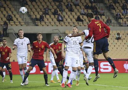 Morata marca de cabeza el primer gol del partido.

