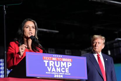 Tulsi Gabbard y Donald Trump en un mitin en Greensboro, Carolina del Norte, en octubre pasado. 