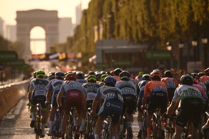 Los ciclistas recorren los Campos Elíseos, en la última etapa del Tour de 2019.