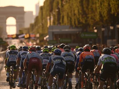 Los ciclistas recorren los Campos Elíseos, en la última etapa del Tour de 2019.