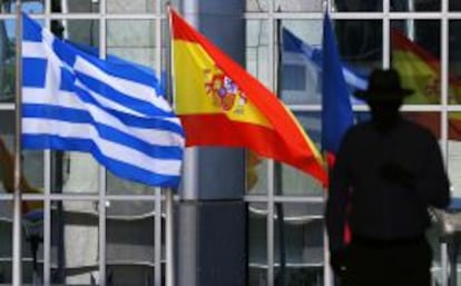 Bandera espa&ntilde;ola ondea frente a la sede del Parlamento Europeo en Bruselas