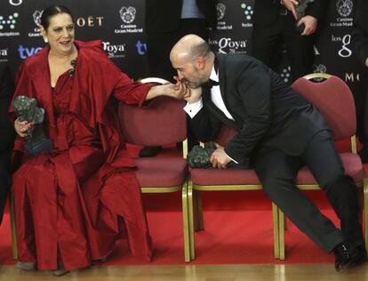 Javier Cámara, besa la mano de la actriz Terele Pávez, tras la ceremonia de entrega de los Premios Goya 2014.