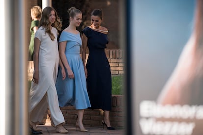 La infanta Sofía y la princesa de Girona (de 15 y 16 años, respectivamente), acompañadas de su madre en la entrega del acto, que se ha celebrado en el Museo de las Aguas de la fundación Agbar (Aguas de Barcelona), en Cornellà de Llobregat (Barcelona).
Para la ocasión la Reina ha llevado un vestido azul marino con un cordón plateado al hombro de la firma coruñesa Bouret, confeccionado a mano por modistas artesanas de Galicia.