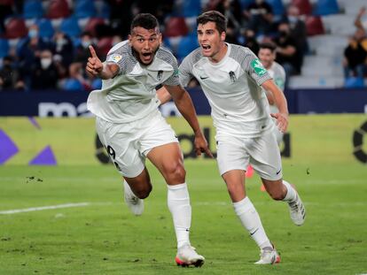 Luis Suárez celebra el segundo gol del Granada ante el Levante