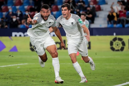 Luis Suárez celebra el segundo gol del Granada ante el Levante
